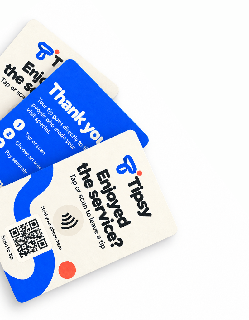 Tipsy arbatpinigių kortelės priekis ir nugarėlė: „Patiko aptarnavimas? Priglauskite arba nuskenuokite“ su NFC ir QR, kitoje pusėje „Ačiū“ ir trys žingsniai